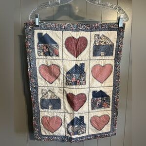 Quilted wall hanger with houses/hearts